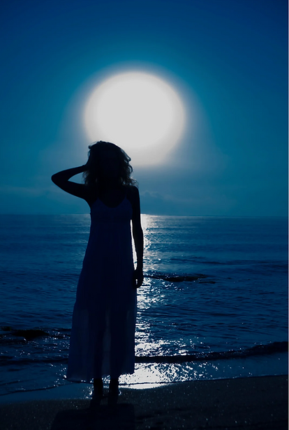 Femme face à la lune