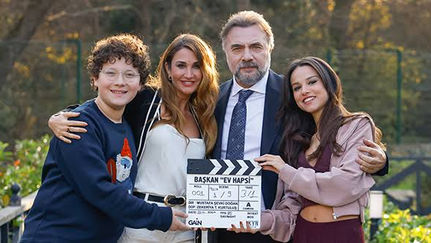 Başkan Ev Hapsi Dizisinden İlk Kareler Yayınlandı: Oktay Kaynarca Severler İçin Güzel Haber!