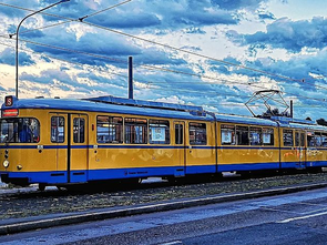 Nostalgisch mit Museumstriebwagen 1753 zu „Reben & Karossen“