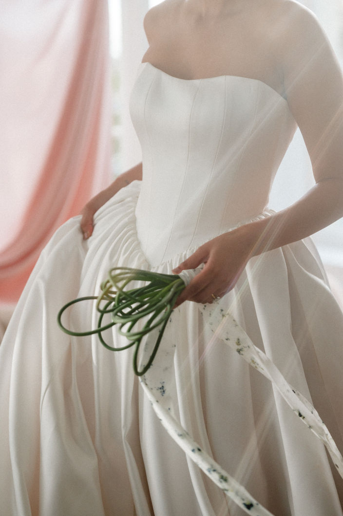 modern sculptural bridal bouquet 