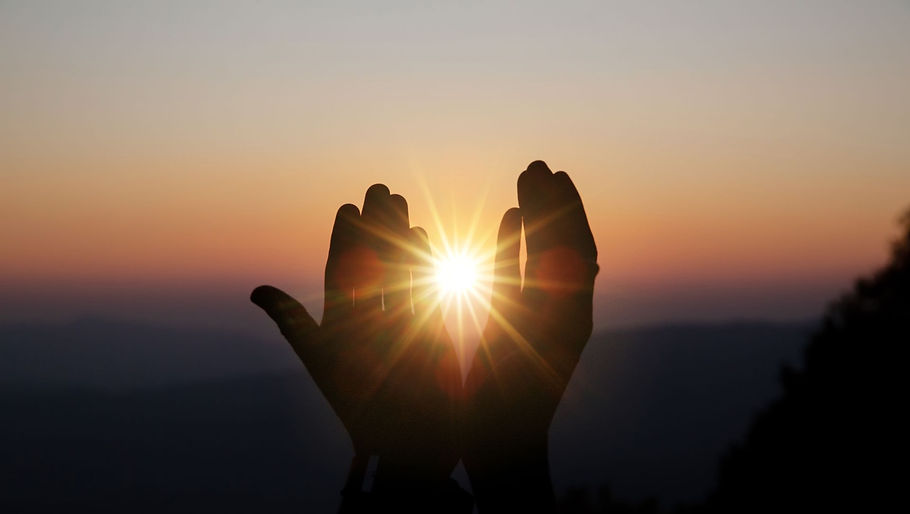 das-geistige-gebet-uberreicht-sonnenschein-mit-unscharfem-schonen-sonnenuntergang-fa1531ac