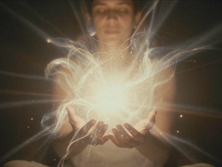 energetische Heilung, strahlendes Licht, das aus Händen strömt und sich zu einer Kugel formt, Lichtenergie
