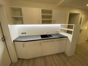 Maßgeschneiderte Küche mit Kochinsel und Holzfronten vom Schreiner in Pforzheim