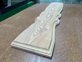 Moderne CNC-Bearbeitung von Holzplatten für Möbelbau in Pforzheim