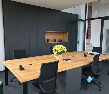 Massivholz-Arbeitsplatz aus Eiche für 5 Mitarbeiter mit Einbauschrank in Anthrazit matt, smooth-touch und Anti-Fingerprint-Oberfläche – gefertigt von der Schreinerei Andrejewski