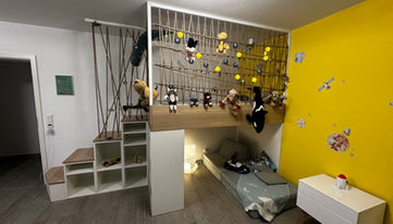 Hochbett aus massiver Eiche für das Kinderzimmer mit Treppe, integriertem Stauraum und Absturzsicherung – individuell gefertigt von der Schreinerei Andrejewsk