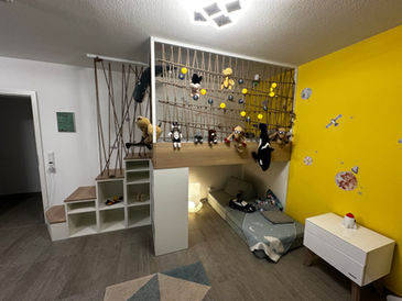 Hochbett aus massiver Eiche für das Kinderzimmer mit Treppe, integriertem Stauraum und Absturzsicherung – individuell gefertigt von der Schreinerei Andrejewsk