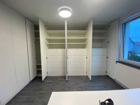 Moderne Büromöbel nach Maß aus Holz vom Schreinerbetrieb in Pforzheim