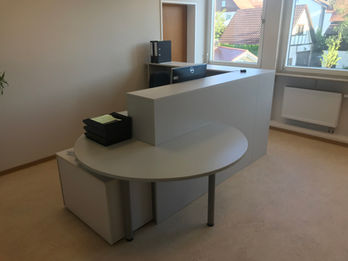 Maßgeschneiderte Büroeinrichtung mit Schreibtisch und Aktenschränken in Pforzheim