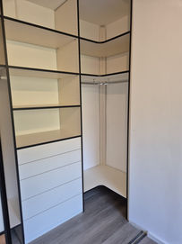 Hochwertige Ankleide mit maßgefertigten Schranksystemen vom Schreiner in Pforzheim