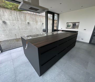 Kochinsel mit Wenge-Arbeitsplatte und 8 mm starkem Edelstahl, bündig verbautem Kochfeld und Spülbecken – maßgefertigt von der Schreinerei Andrejewski