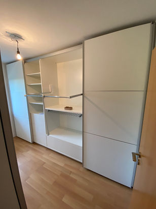 Moderne Ankleidelösung aus Holz individuell geplant in Pforzheim