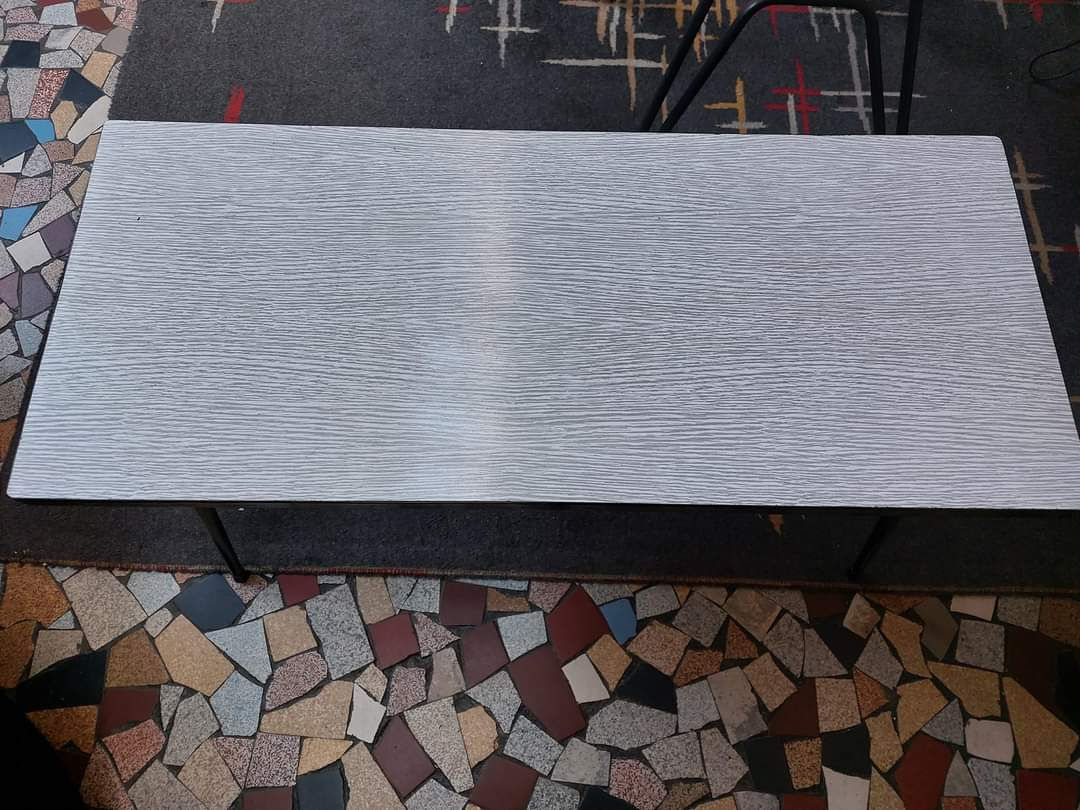 Table basse formica années 50 vue de dessus