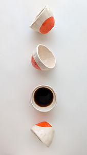 Vista top-down de una serie de tazas de cerámica