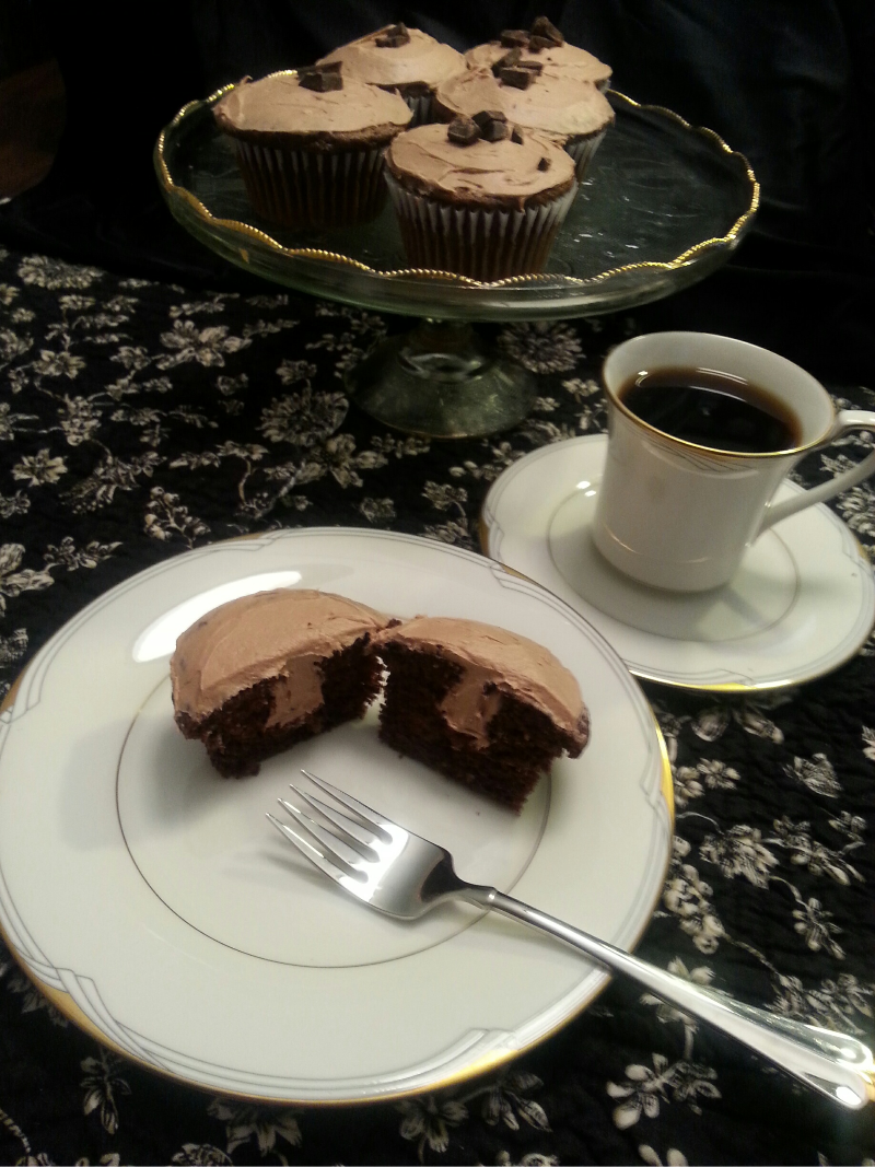 chocolate cupcakes light chocolate frosting and cream center