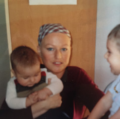 2004 einige Wochen nach der Erstdiagnose und mitten in der Chemotherapie mit meinen Kindern