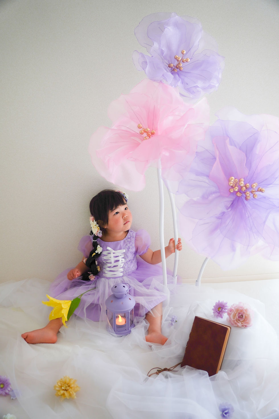 サムネイル： 大輪の花を差し込むだけで、リビングがフォトスタジオに！お姫様ドレスの魔法で大満足！  レンタル期間：7泊8日 配送希望日：ご注文時にご指定ください 撮影方法：床置き撮影向き  ◇レンタルするアイテム ■​ジャイアントフラワー（3本１脚セット） 　①​