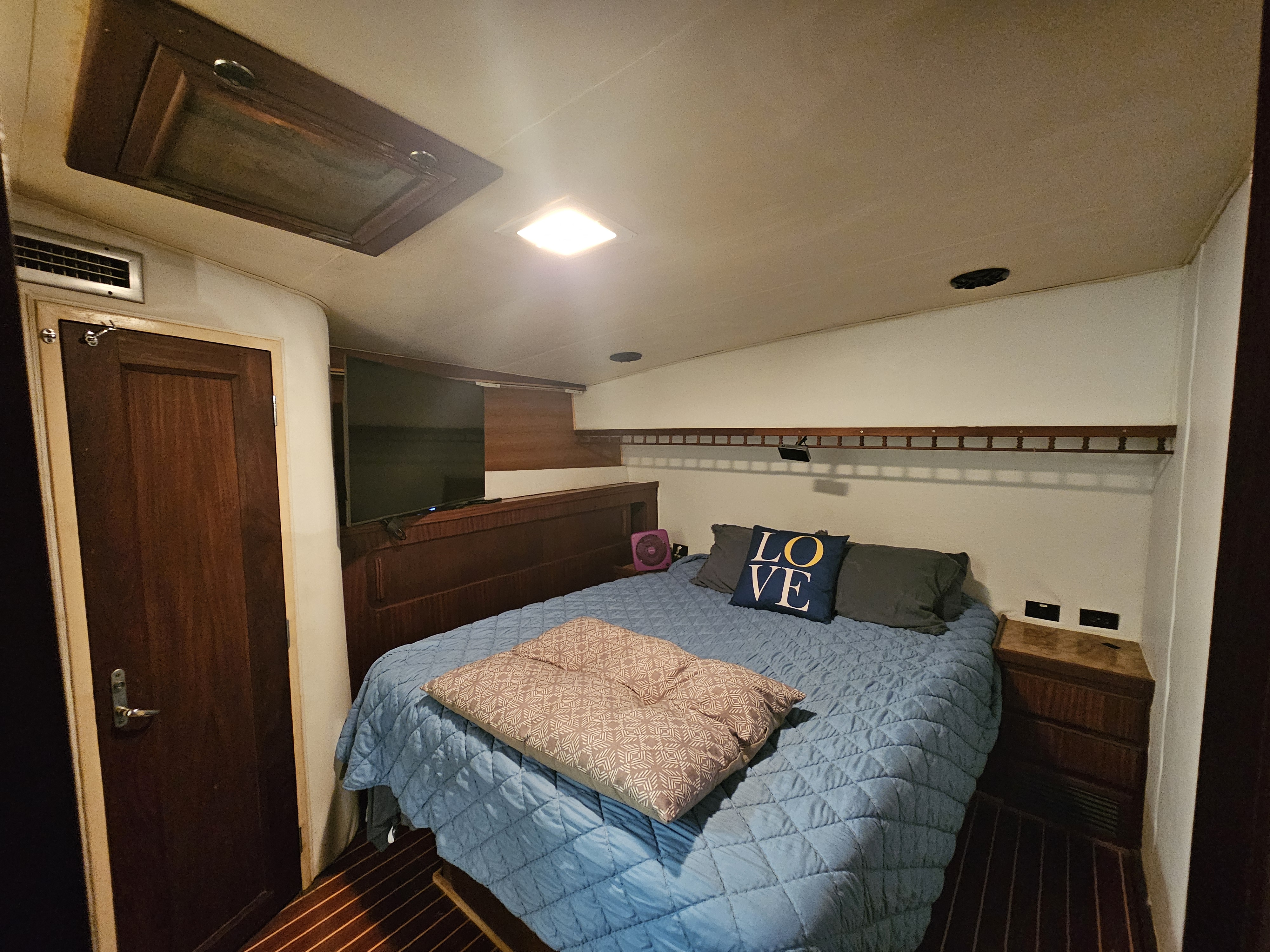 Stateroom berth aboard the Spark Chaser