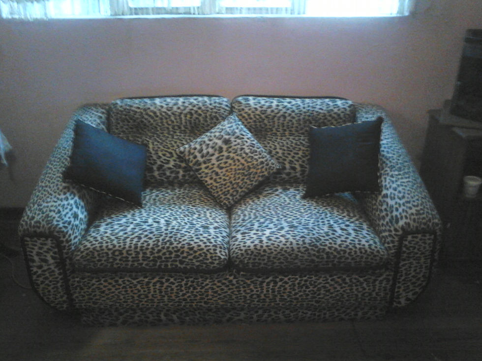 Sala tapizada en Animal Print.