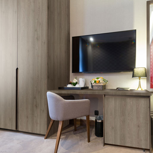 Fresno Bruma Melamina Arauco Madera de colores grisáceos con poros y nudos marcados, el juego de su diseño y el acabado hacen lucir esta madera muy natural.