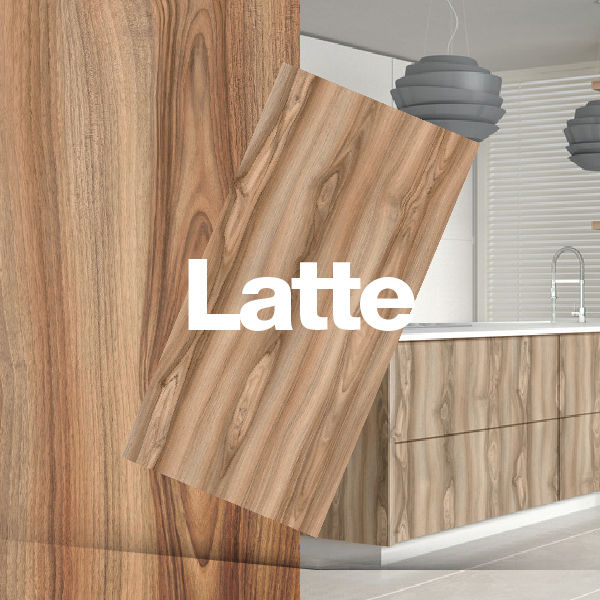 Melamina Latte Arauco Con una combinación de tonalidades marrón claro, oscuro y avellana, este diseño de estructura Nogal con alto contraste hace remembranza al delicioso latte italiano. Las vetas y catedrales de este diseño le dan una personalidad única y natural.