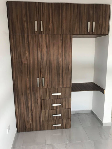 Nogal Terracota Melamina Vesto Textura Madera de personalidad con vetas en tonalidades contrastantes de color café para ambientes atemporales.