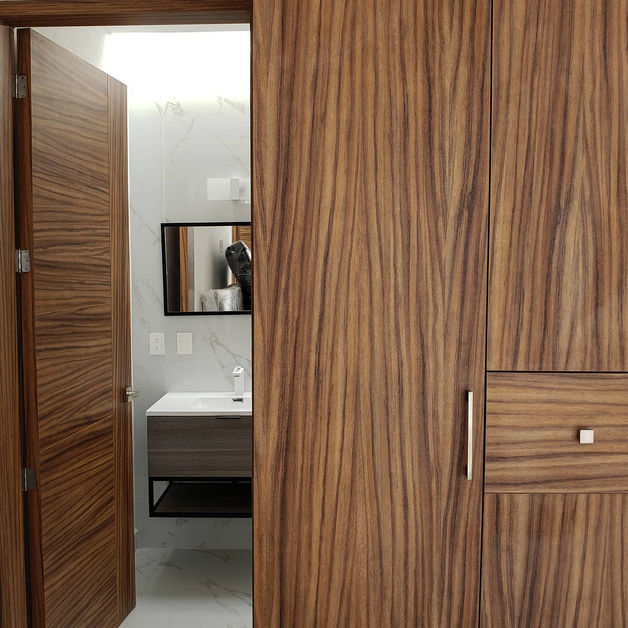 Riviera Melamina Vesto Textura Sus variaciones de tonalidades castañas lo hacen una versátil opción para diversos estilos de interiorismo, sobre todo aquellos de look cálido, y que buscan hacernos sentir cerca de la naturaleza.