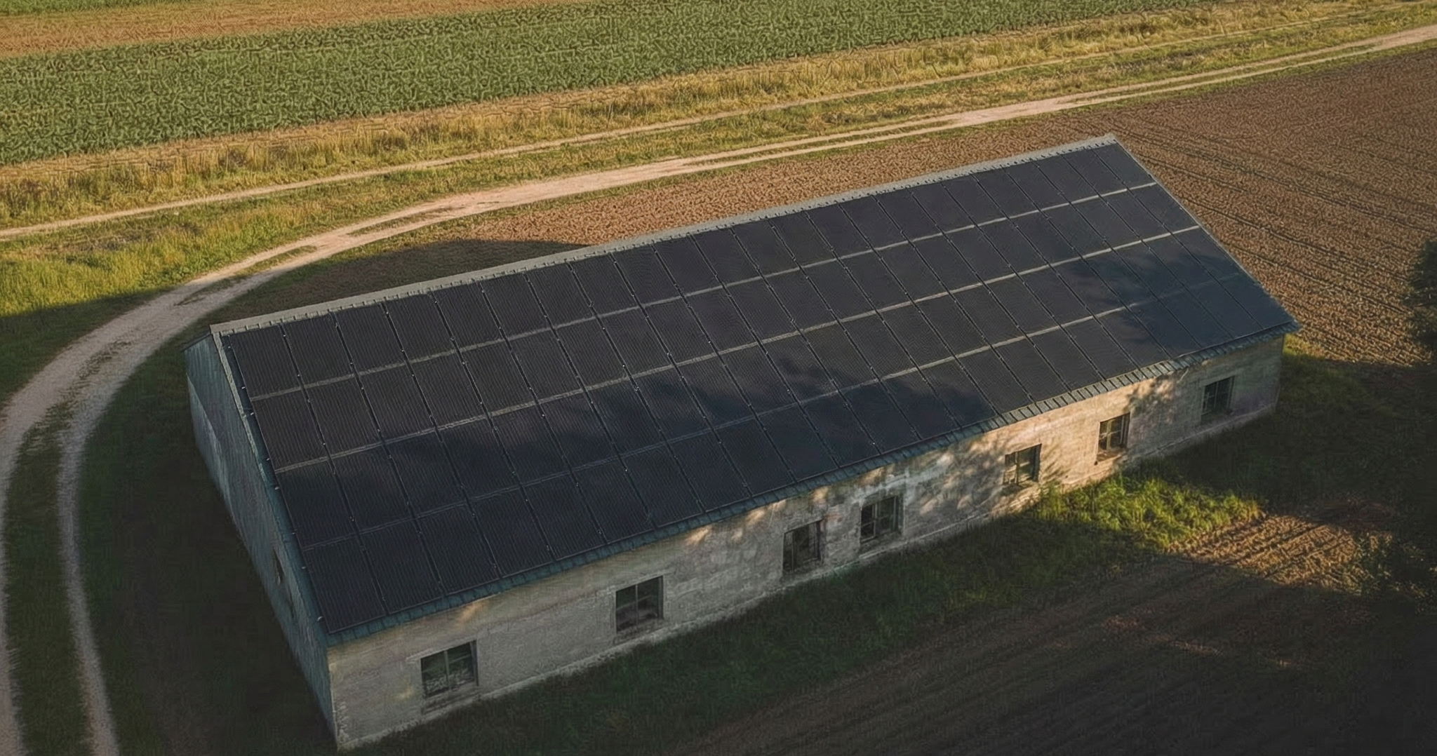 Drohnenaufnahme Stall mit Photovoltaik