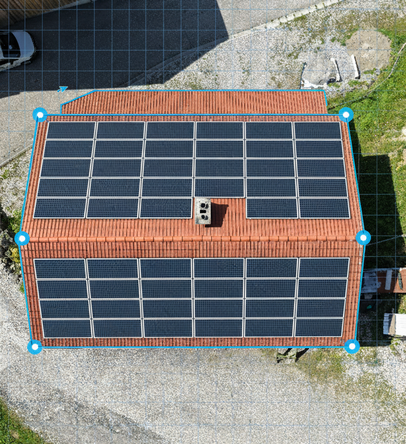 Haus mit moderner Photovoltaikanlage auf dem Dach