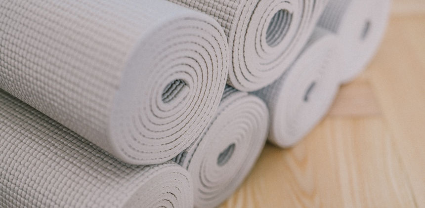 Gestapelte Yogamatten. 