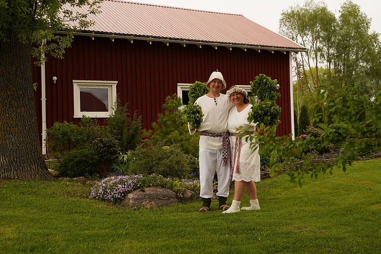 Kitija un Edgars pie Piparmētras Pirtiņas