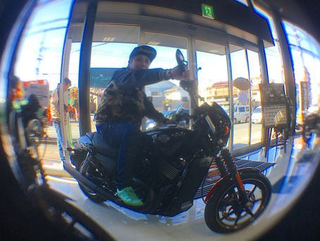 ハーレーに跨る
