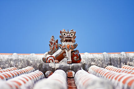 沖縄の守り神シーサーは、邪気を払い幸運を招く象徴。占いでも、あなたの運勢を守り、開運へ導く力を信じています。