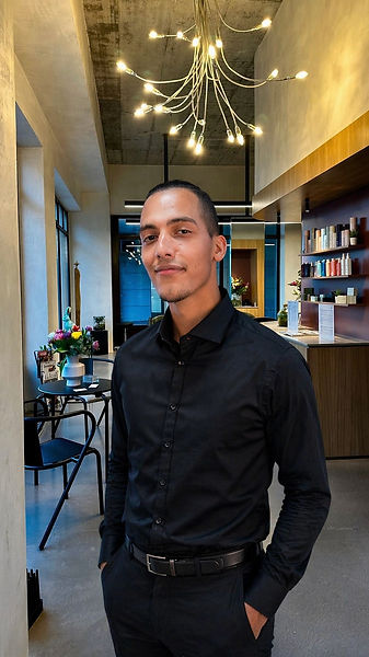 Paulo im Salon LC.jpg