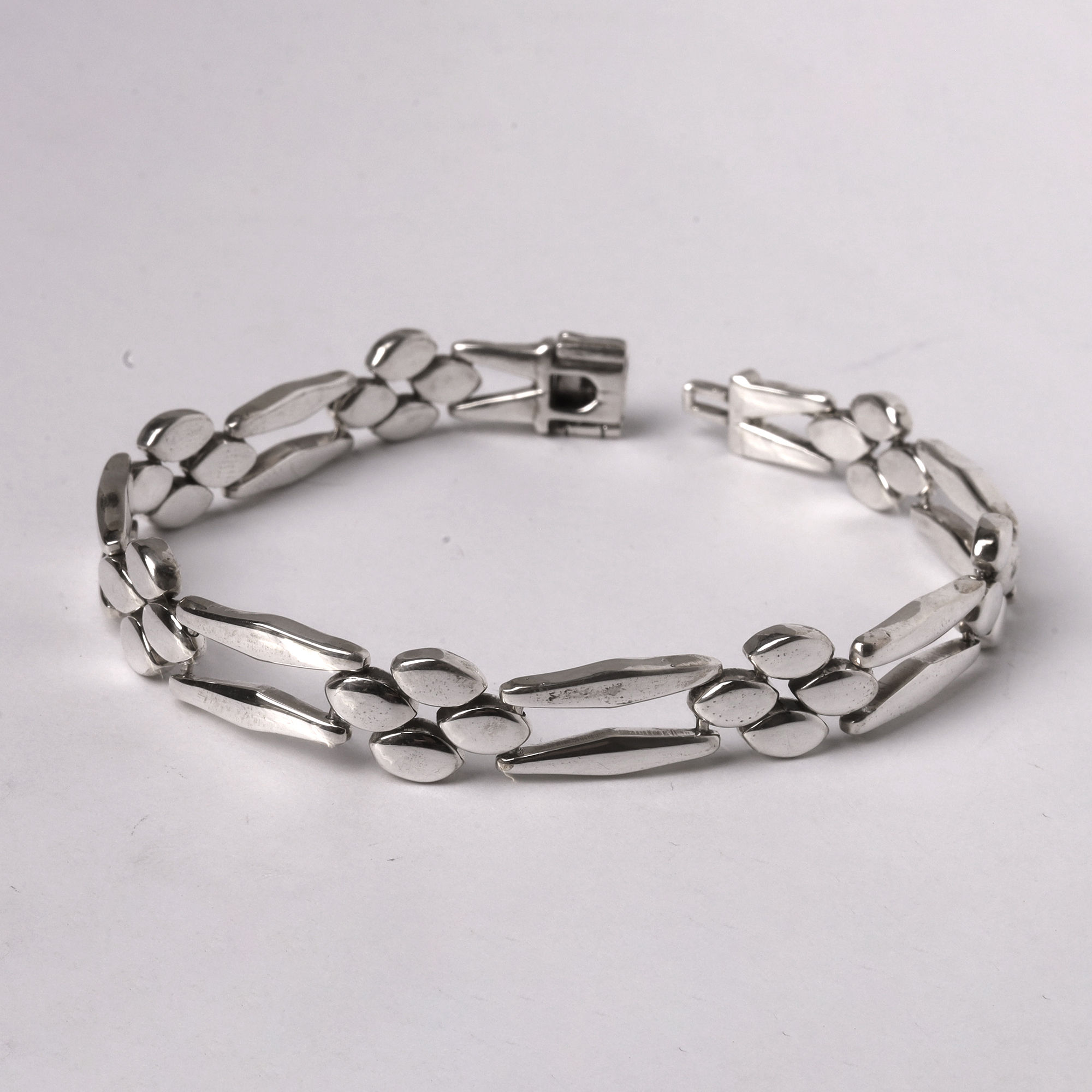 Pulsera cuadrilobulo