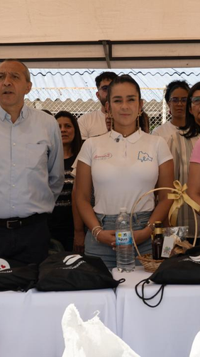 Cundinamarca entrega pupitres y kits escolares en Villeta