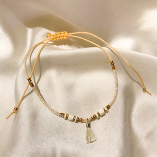 Bracelet fil de jade pompon doré - 16,90€