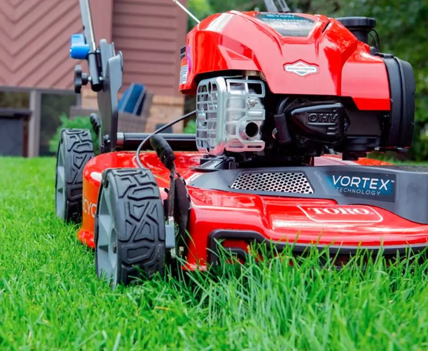 toro_21445_mower_in_action.webp
