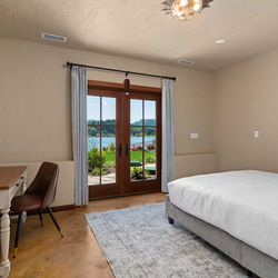 Room 6 (Private): Queen Bed