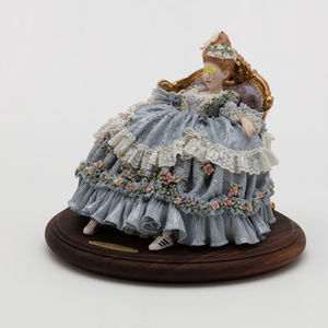슈퍼스타를 신은 마리 앙투아네트 왕비_24x27x26cm, Porcelain, Walnut wood, Brass,L중작