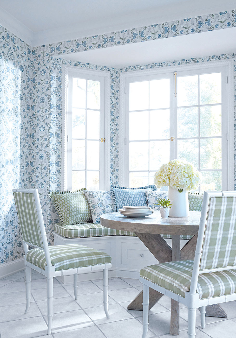 Floral wallcovering by Thibaut Design invites the garden into a Westchester breakfast room. COURTESY OF WALLAUER