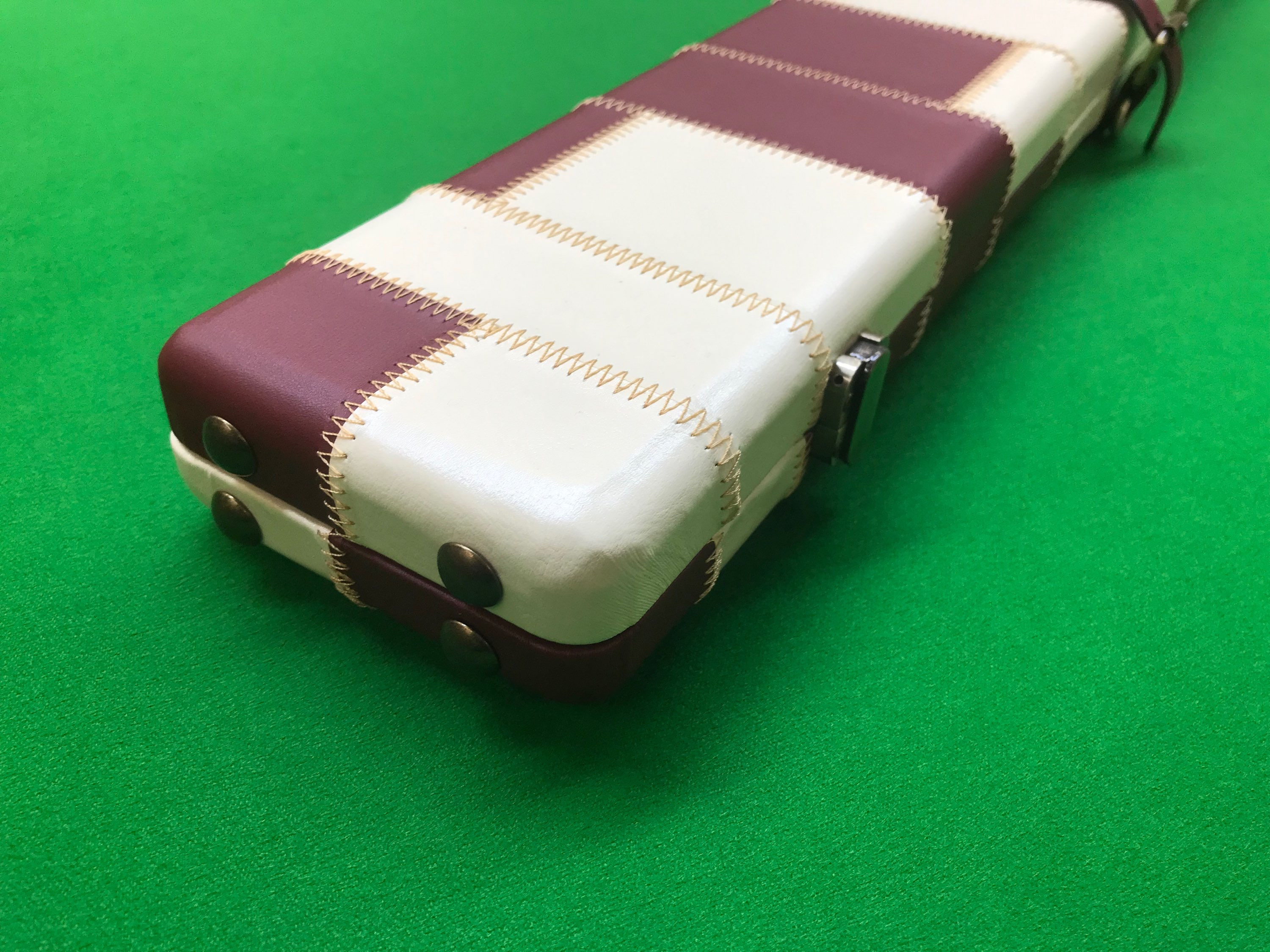 3/4 3 Slot Cue Case with Strap Burgundy & Cream Harlequin