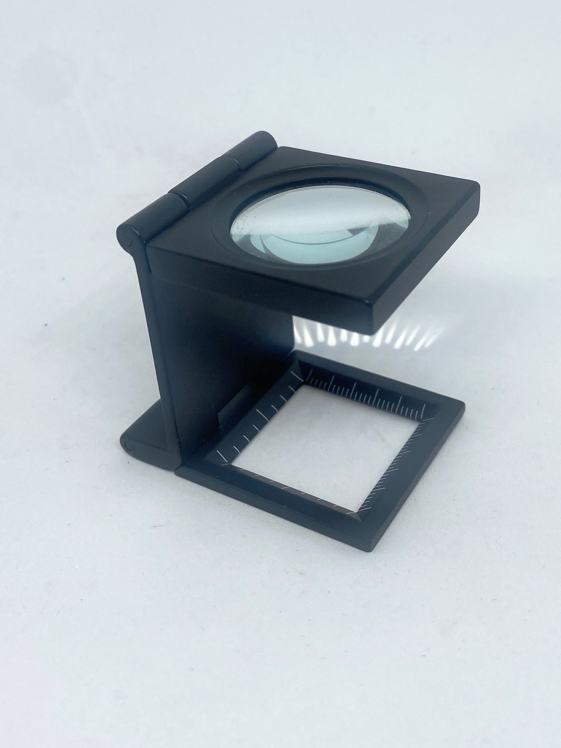 Black metal linen tester 5x magnification