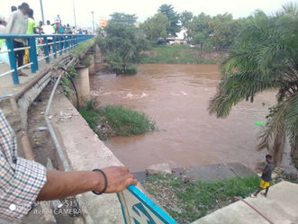 Dispersé par la force de l'ordre, un jeune garçon d'environ 18 ans se jette dans la rivière et meurt