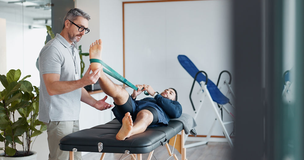 Bandes et personnes pour des exercices d'étirement des jambes à la clinique