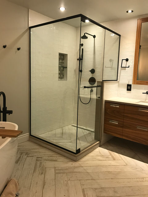 Design de salle de bain épuré et minimaliste.