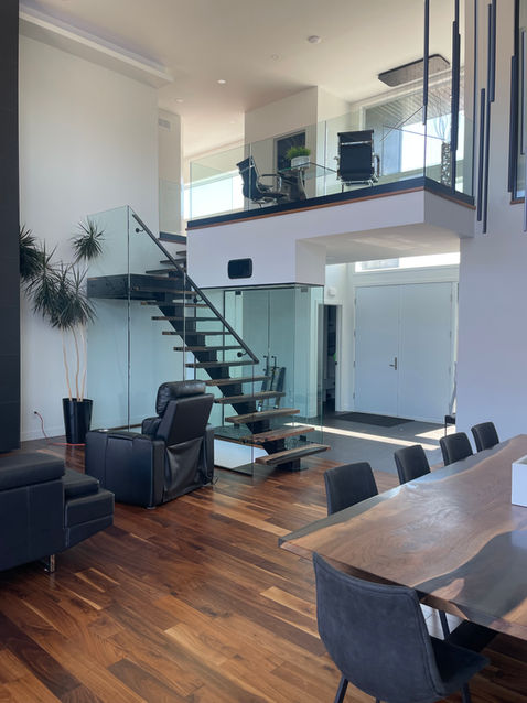 Maison avec une rampe pour l'accessibilité.