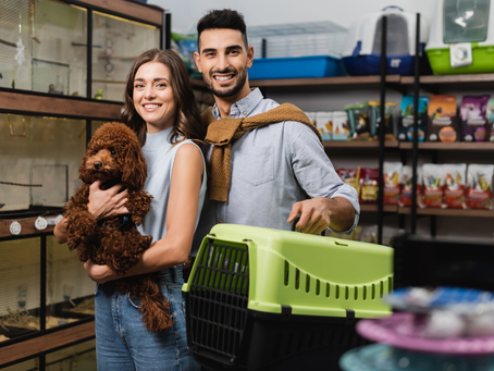 Un couple heureux avec leur chien dans une animalerie.