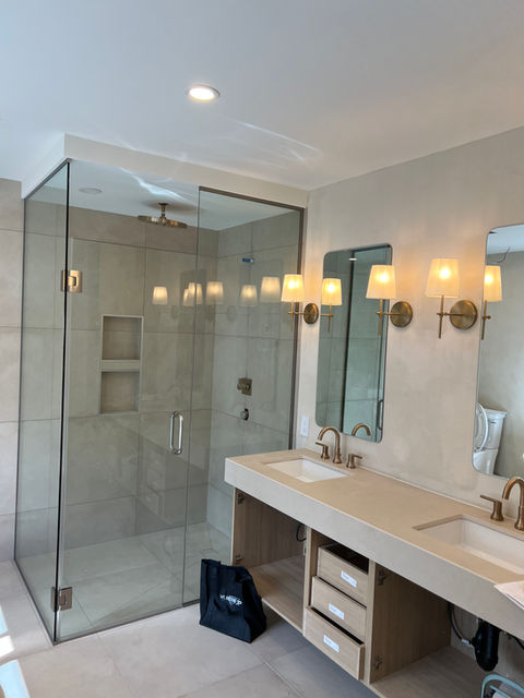 Salle de bain minimaliste reflétant l'élégance moderne.