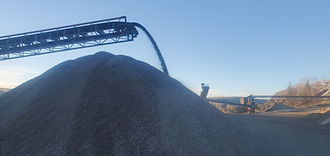 Conveyor system stockpiling processed aggregate material for construction